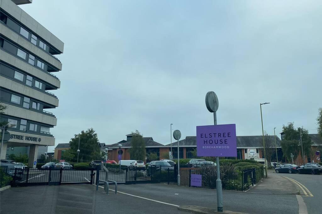 Luxury 1 Bedroom Apartment With Netflix & Parking Borehamwood Kültér fotó
