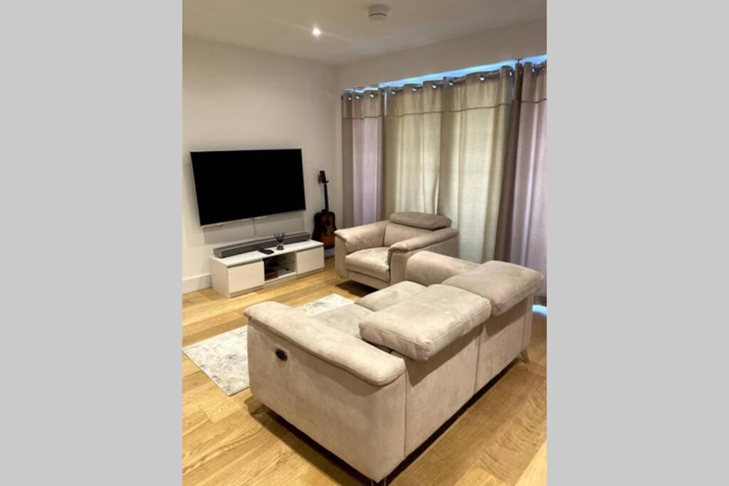 Luxury 1 Bedroom Apartment With Netflix & Parking Borehamwood Kültér fotó